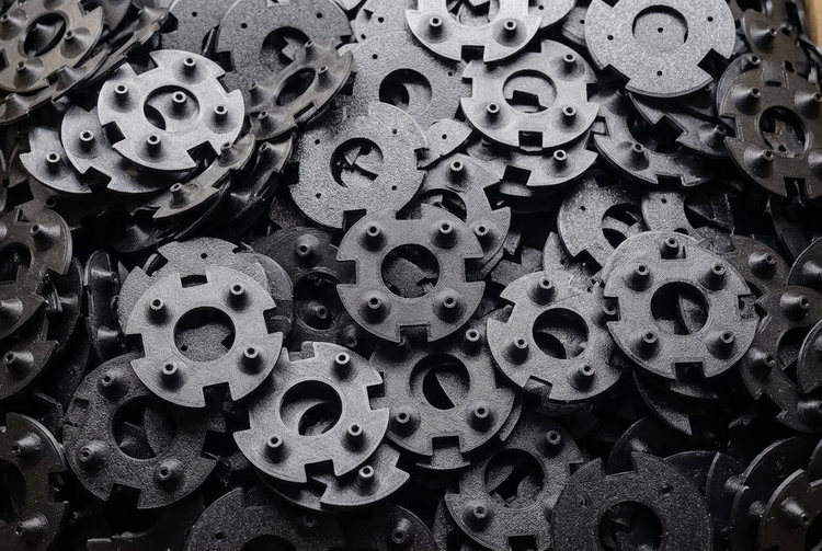 Gros plan net des pièces noires imprimées en 3D